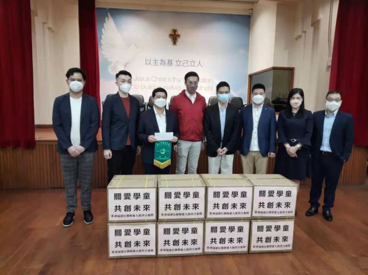 風雨無阻 關愛學童 共創未來——香港福建社團聯會九龍西分會聯合當地社會人士捐贈快測劑與各中小學校