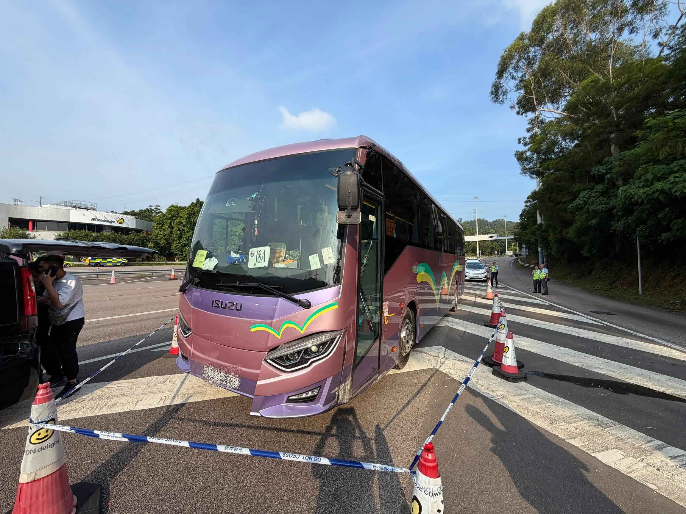 城隧七旬男司機突昏迷 載47名小童旅遊巴撞壆 司機送院不治